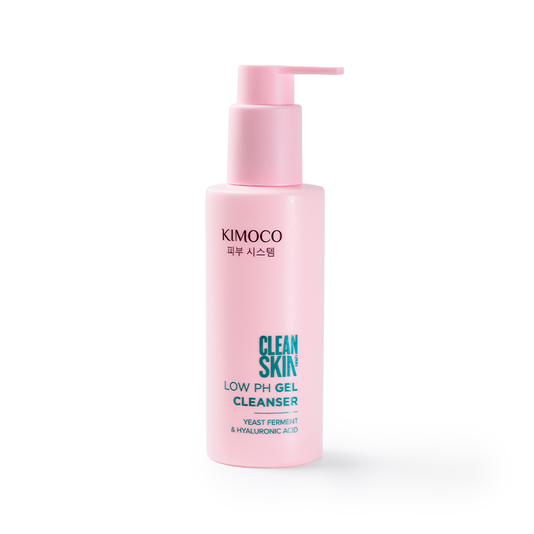Po środku różowa butelka kosmetyku KImoco Clean Skin Low Ph Gel Cleanser, na białym tle